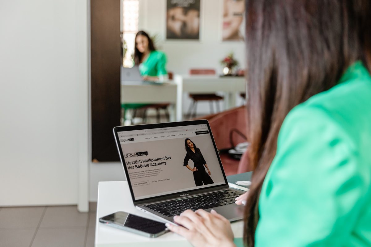 Hairlong Online-School: drei Extensions-Techniken plus Haarschnitt-Workshop im Kundenkonto